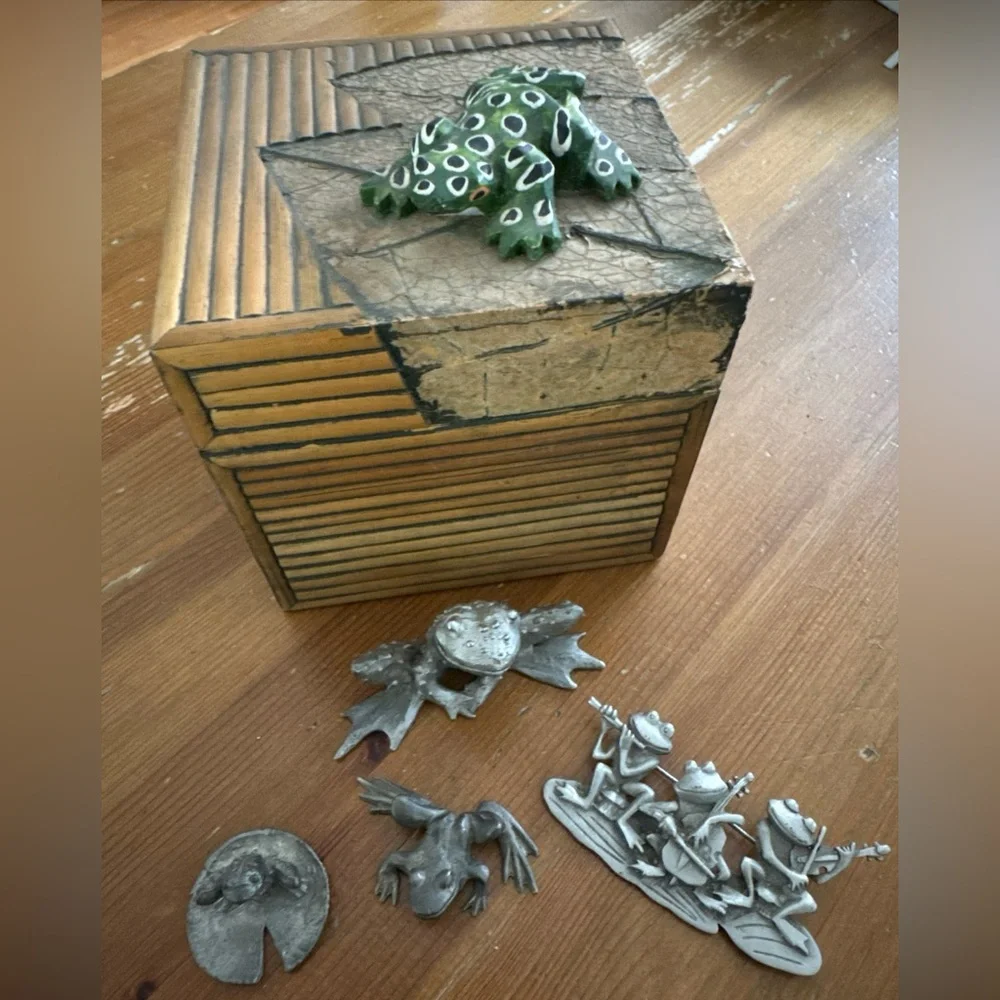 Vintage Decorative Frog Figurine Set - Pewter / JJ